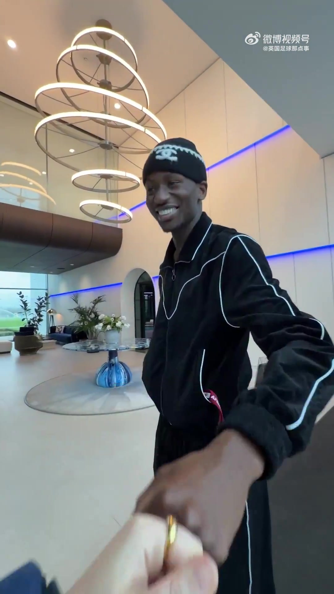 开云官方-情绪价值拉满！非洲杯冠军萨尔回热刺 里沙利松拿他的奖牌亲一口