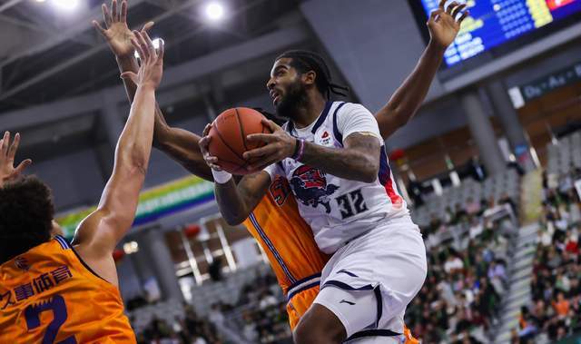 开云部门-山东男篮全力横扫广州男篮！超级外援或上演首秀，邱彪要杀进前四